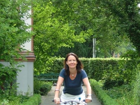 Umwelt- und Verkehrsstadträtin Martina Schmiedhofer auf dem Fahrrad