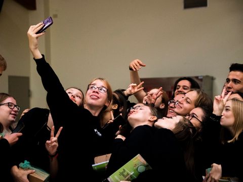 Jugendliche machen Selfie - Theaterstück Der Himmel über Berlin