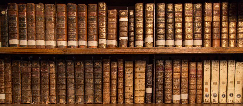 Alte Bücher in einem Regal