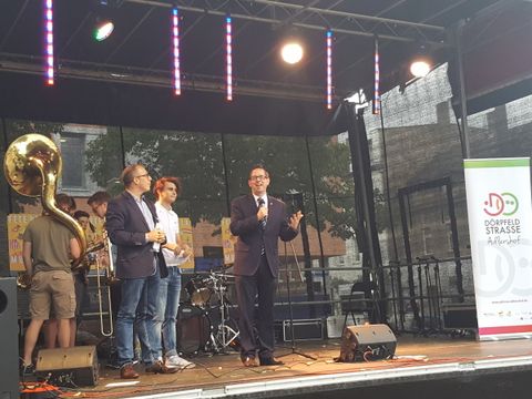 Bildvergrößerung: Bezirksbürgermeister Oliver Igel eröffnet die Fête de la Musique 2018