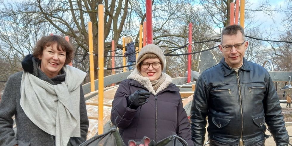 Stadträtin Annika Gerold (mitte), Marcus Münnich (rechts) und Birgit Beyer eröffnen den neuen Fledermaus-Spielplatz im Viktoriapark 