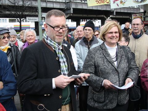 Bildvergrößerung: Bezirksbürgermeisterin Angelika Schöttler und Bezirksbürgermeister Reinhard Naumann begrüßen die Teilnehmenden