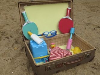 Koffer mit Spiel-und Badezeug