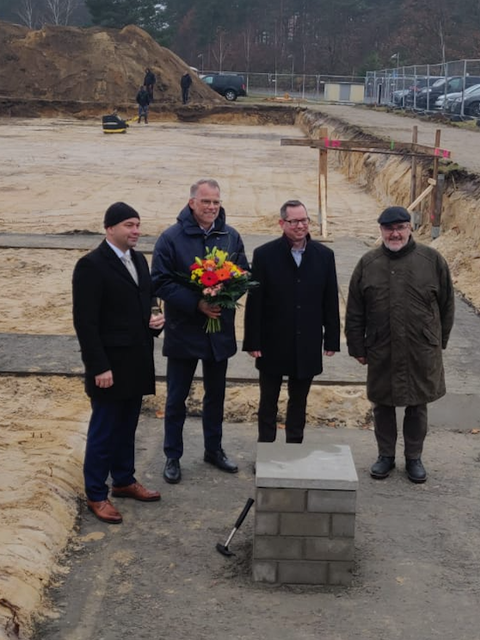Bildvergrößerung: Bezirksbürgermeister Oliver Igel bei der Grundsteinlegung für das neue Produktionsgebäude der DIZG