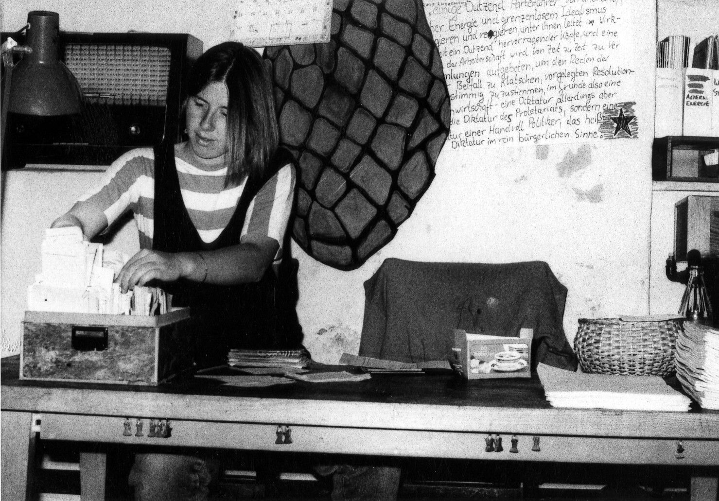 Sarah Jasinszcak beim Bibliotheksdienst in der Umwelt-Bibliothek in Ost-Berlin im Mai 1988.