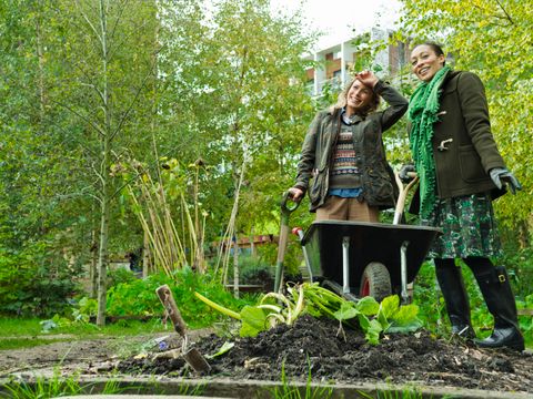 Zwei Frauen in einem Garten, Two Women Working In A Garden