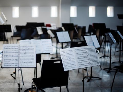 Orchesterbühne ohne MusikerInnen