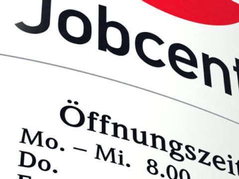 Schild „Jobcenter“ mit Öffnungszeiten