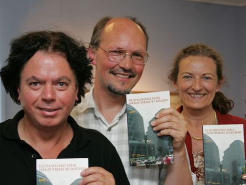 Arno Hessling, Karl-Heinz Metzger und Monika Thiemen mit dem ersten Band der Kiezspaziergänge am 21.6.2005, Foto: Raimund Müller