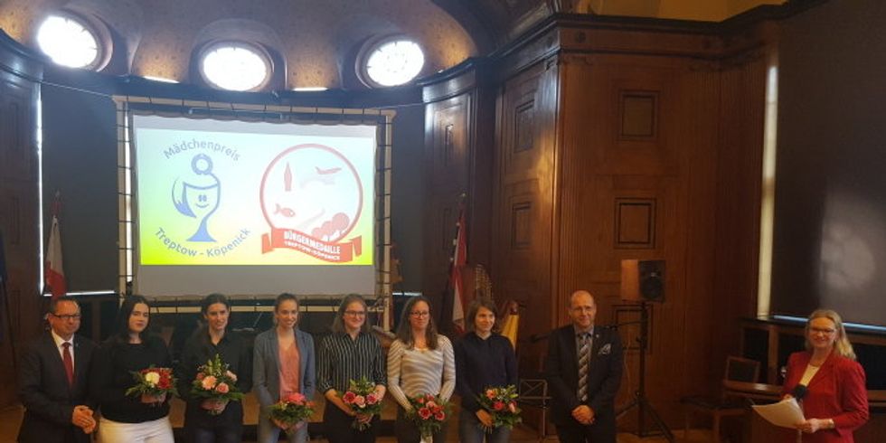 Preisträgerinnen des Mädchenpreises 2019 mit Bezirksbürgermeister Oliver Igel (li.) und Vorsteher der BVV, Peter Groos (re.) sowie der Gleichstellungsbeauftragten Anke Armbrust (mit Mikro)