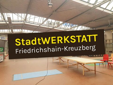 Blick in die Adlerhalle mit dem Logo des Pilotprojektes StadtWERKSTATT Friedrichshain-Kreuzberg 