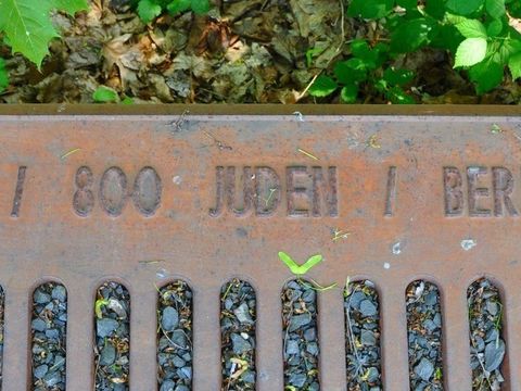 Bildvergrößerung: Auf Gleis 17 des Bahnhofs Grunewald findet sich eine Gedenktafel mit der Inschrift: „26.10.1942 / 800 Juden / Berlin – Riga“