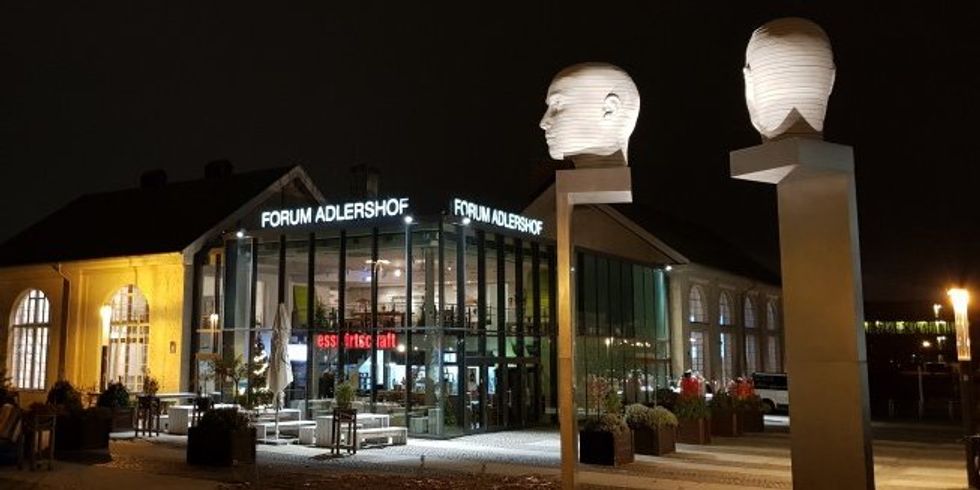 Forum Adlershof bei Nacht
