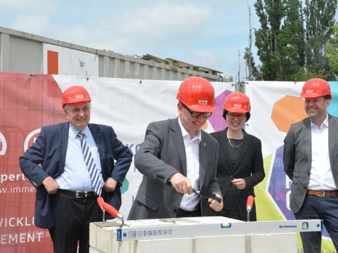 Bildvergrößerung: Bezirksbürgermeister Igel bei der Grundsteinlegung Gebäude B8 Campus am Oktogon