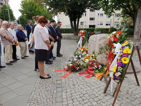 Kranzniederlegung zum Gedenken an die Opfer der Mauer und die Teilung Deutschlands