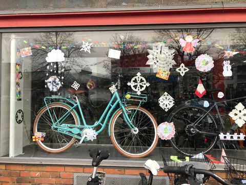Mit Bastelarbeiten geschmücktes Schaufenster eines Fahrradladens