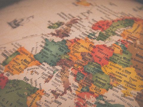 Mehrfarbige Landkarte mit Fokus auf Europa