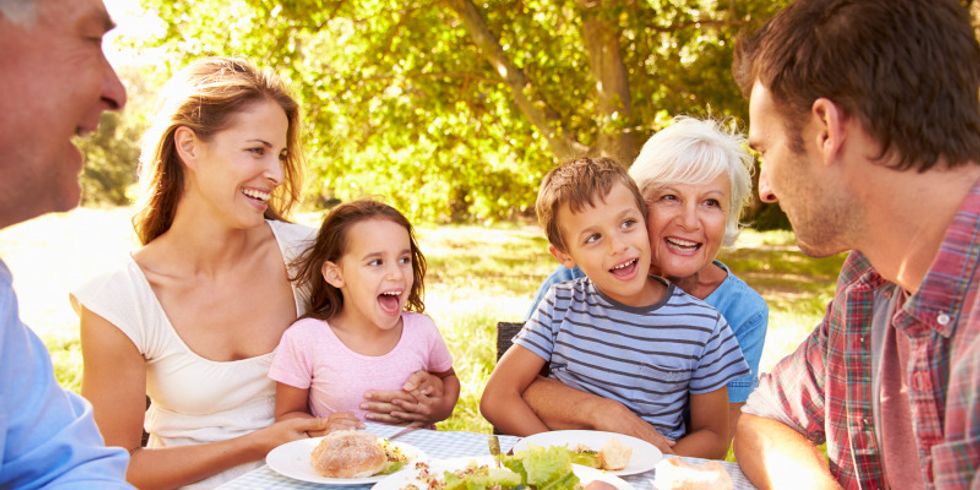 Mehrgenerationen-Familie zusammen essen