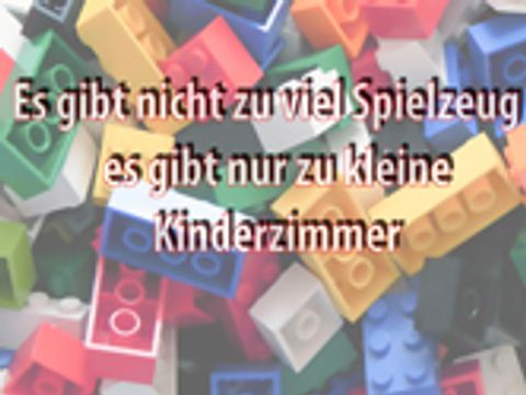 Legeosteine im Hintergrund bunt gemischt mit der Aufschrift "Es gibt nicht zu viel Spielzeug, es gibt nur zu kleine Kinderzimmer"
