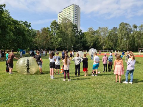 Bildvergrößerung: Die Jugendlichen auf der Wiese im Südpark mit den Bubble Balls
