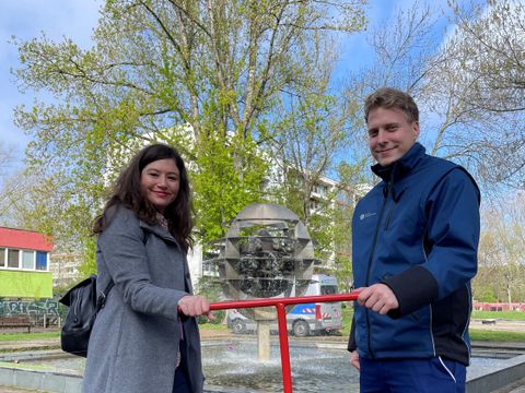 Stadträtin Filiz Keküllüoğlu mit Mitarbeitenden der Berliner Wasserbetriebe