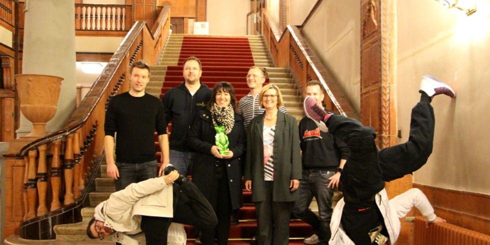 Das Filmteam mit Bezirksbürgermeisterin Angelika Schöttler