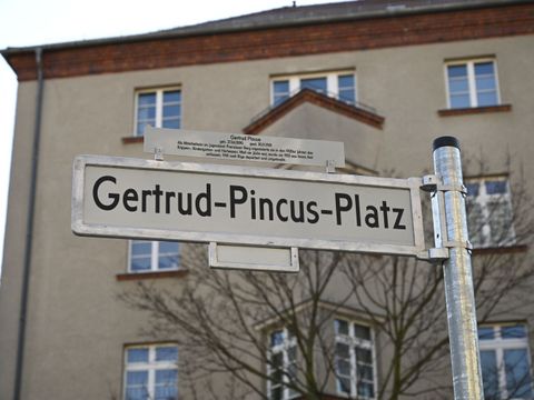 Bildvergrößerung: Straßenschild am Gertrud-Pincus-Platz