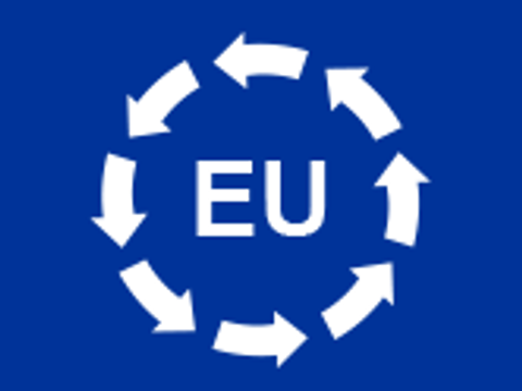 Schriftzug EU mit Pfeilen drumherum auf blauem Untergrund