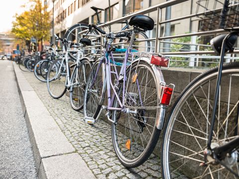 Fahrräder geparkt gegen ein Geländer