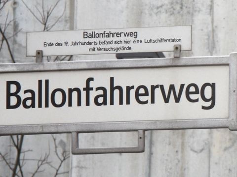 Bildvergrößerung: Straßenname am Bahnhof Südkreuz