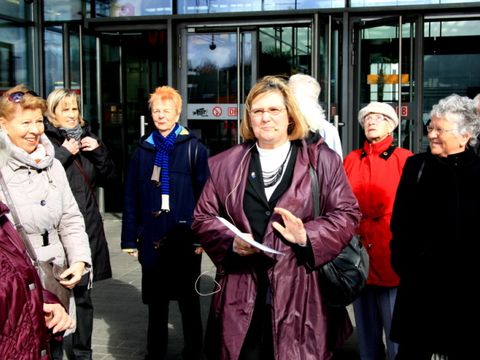 Bildvergrößerung: Bezirksbürgermeisterin Angelika Schöttler begrüßt die Teilnehmenden am Bahnhof-Südkreuz