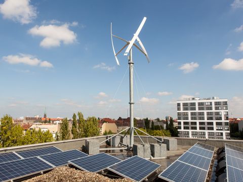 Photovoltaik- und Windkraftanlage (EUREF-Campus)