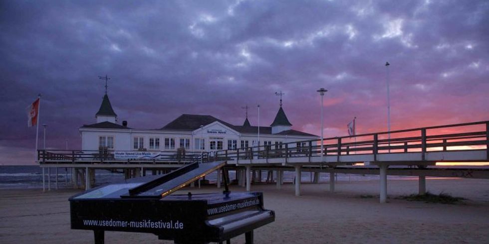 Strandflügel an der Seebrücke Ahlbeck im Sonnenuntergang
