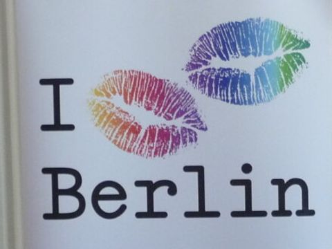 Bildvergrößerung: Plaket mit Text: I Kiss Kiss Berlin 2018