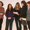 Bildvergrößerung: 1. Preis - Damalige Staatssekretärin Almuth Nehring-Venus mit Schülerinnen der Wilma-Rudolph-Oberschule und Heike Ohrt, Lehrerin