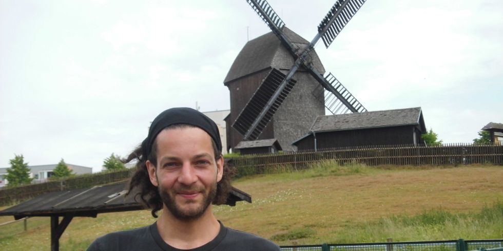 Simon Rehle vor der Marzahner Windmühle