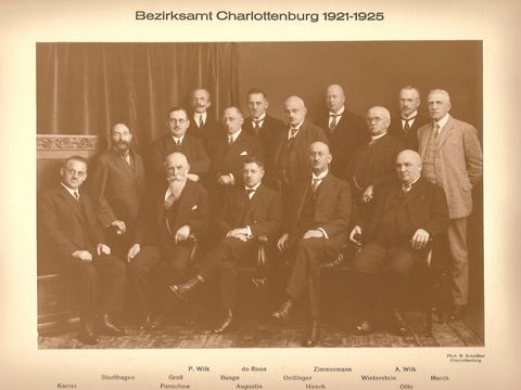 Bezirksamt 1921-1925 mit Bezirksbürgermeister Karl Augustin