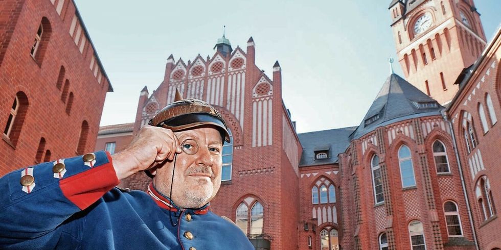 Heiko Stang als Hauptmann von Köpenick vor dem Rathaus Köpenick