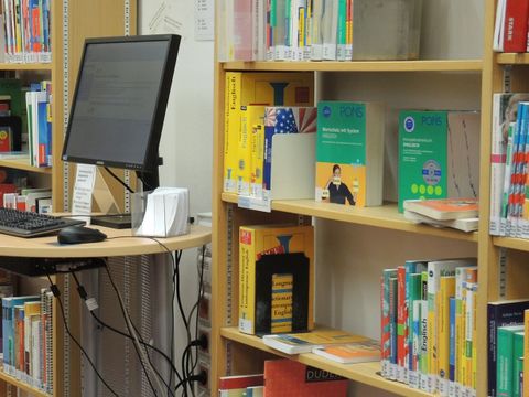 Bücherregale mit Medien für den Unterricht