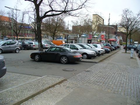 Auch am Lehniner Platz soll nach den Plänen des Bezirksamtes die Parkraumbewirtschaftung eingeführt werden, Foto: KHMM