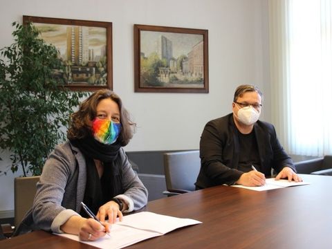 Bildvergrößerung: Constanze Körner und Michael Grunst bei der Unterzeichnung des Förderantrages
