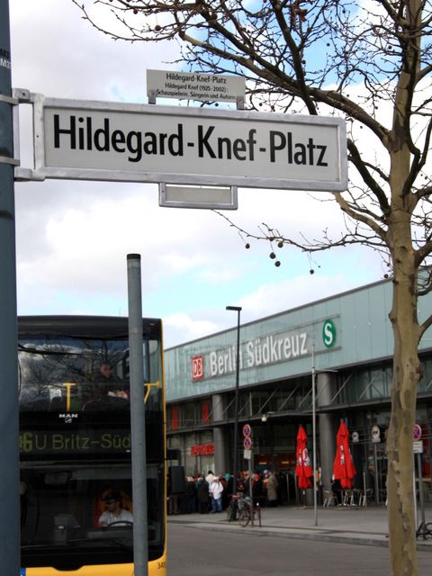 Eingang des Bahnhofs Südkreuz am Hildegard-Knef-Platz