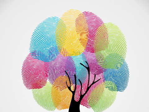 Baum mit bunten Blättern dargestellt durch Fingerabdrücke in verschiedenen Farben