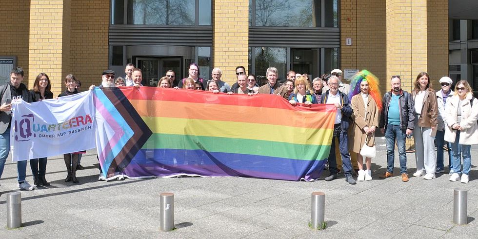 Fahnenhissung vor dem Rathaus Marzahn-Hellersdorf zum IDAHOBIT 2023 - Gemeinsam gegen Hass, Gewalt und Diskriminierung