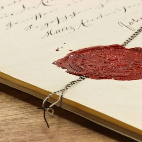 Altes Dokument mit einem roten Siegel