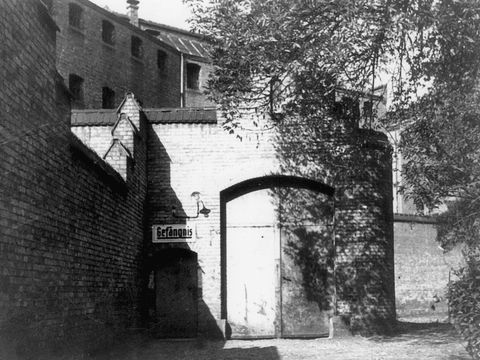 Eingang zum Gefängnis mit ursprünglicher Tor- und Hofsituation, Datum unbekannt.