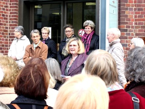 Bildvergrößerung: Bezirksbürgermeisterin Angelika Schöttler begrüßt ihre Gäste vor dem Ullsteinhaus