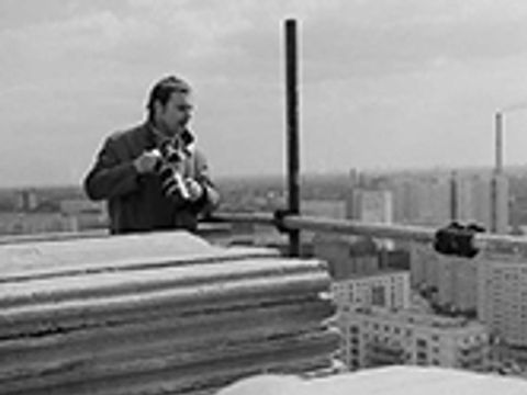 Bildvergrößerung: Der Fotograf Manfred Uhlenhut mit Kamera auf einer Baustelle