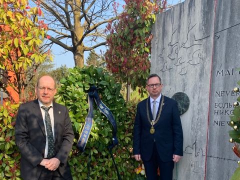 BVV-Vorsteher Groos und Bezirksbürgermeister Igel stehen vor dem Kranz für die Opfer des 2. Weltkrieges in Albinea