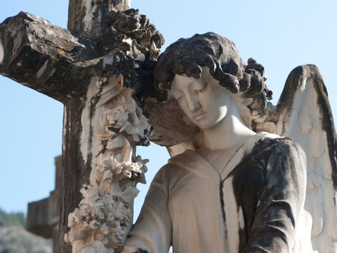 Steinengel mit Kreuz und Rosen Friedhof